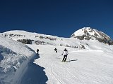 08 Autorizzati saliamo per breve tratto al margine delle piste